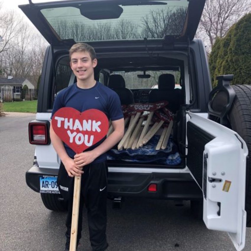 USA: Connecticut Sophomore makes ‘thank you’ signs raising funds – buying food for healthcare workers