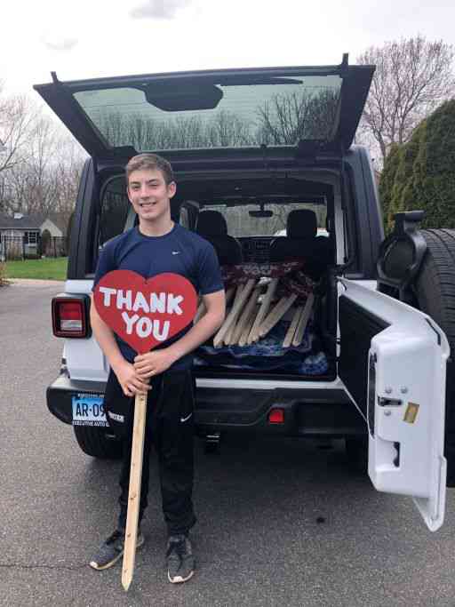 You are currently viewing USA: Connecticut Sophomore makes ‘thank you’ signs raising funds – buying food for healthcare workers